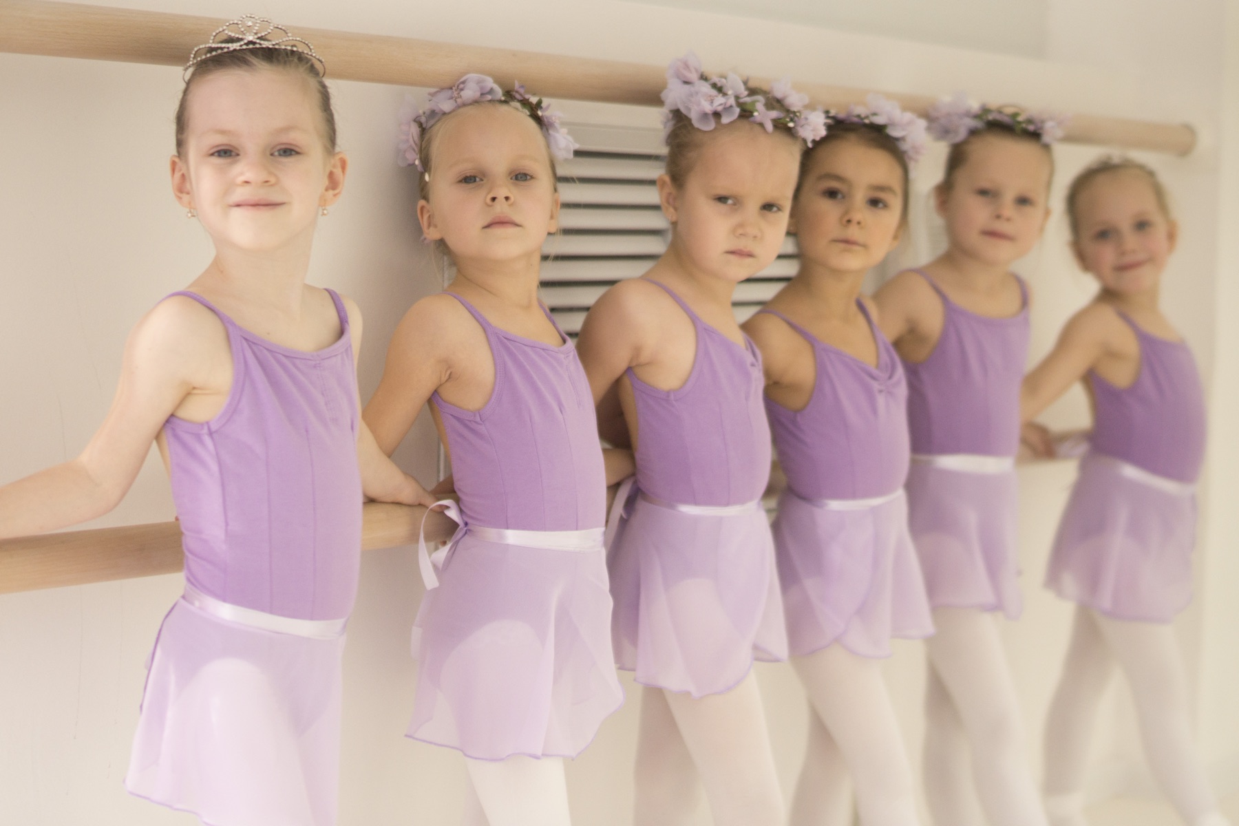 Lil Ballerine 学员在把杆旁一同训练
