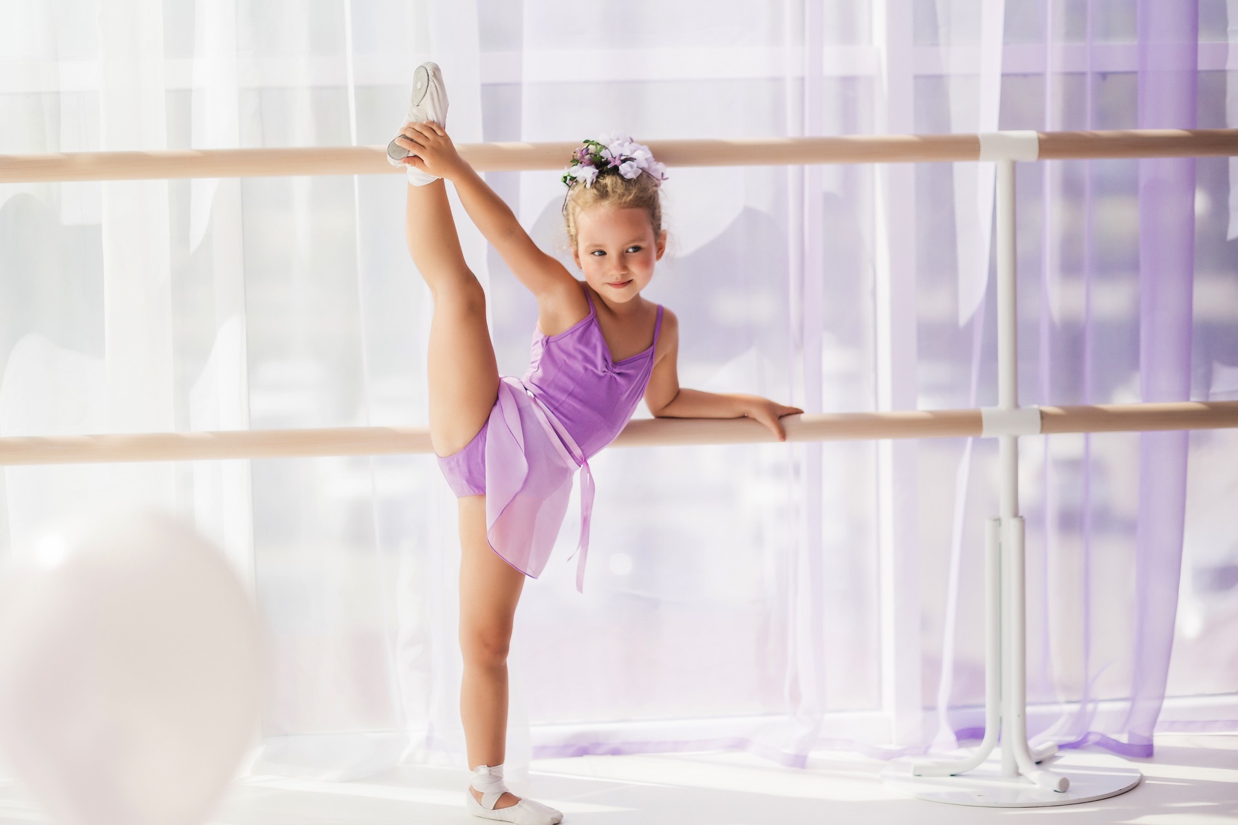 Lil Ballerine 小学员练习芭蕾腿部伸展