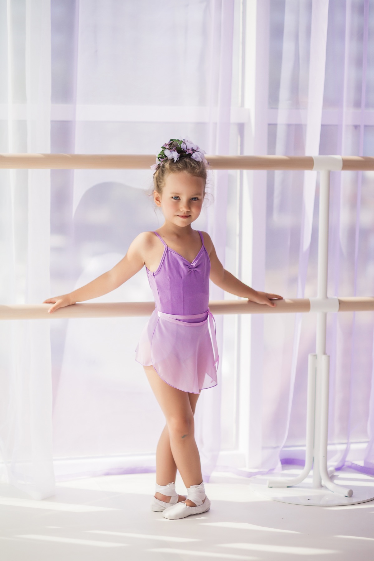 Lil Ballerine 小学员在芭蕾把杆上训练