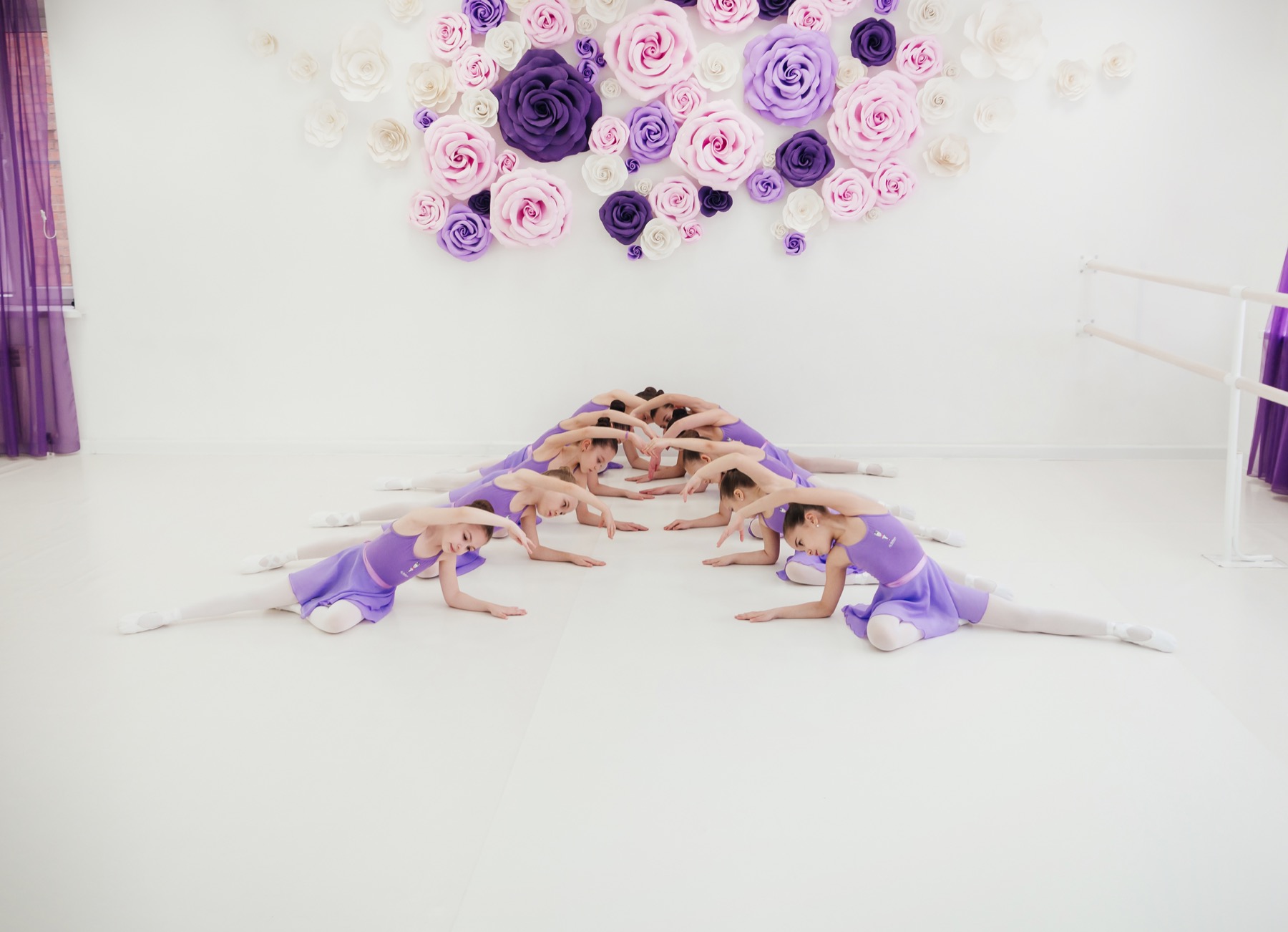 Дети в фирменном пространстве Lil Ballerine